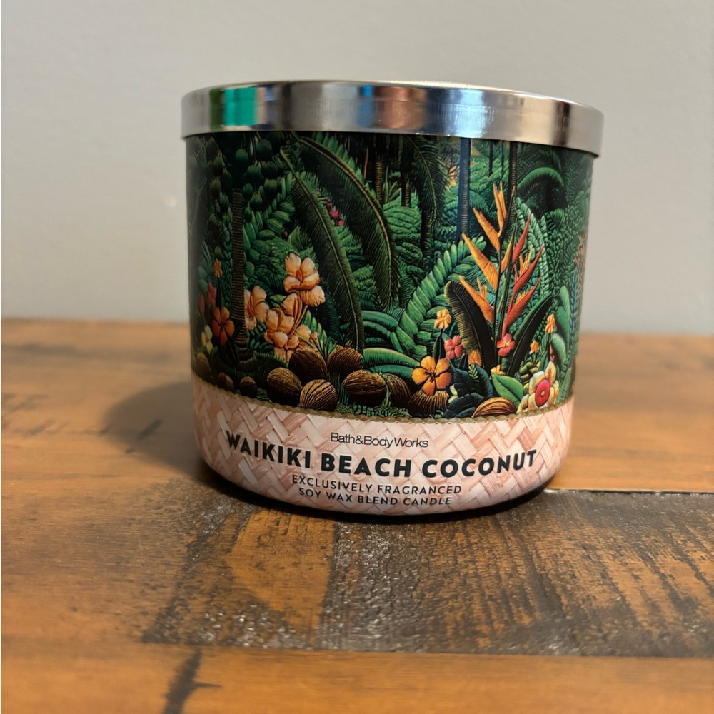 Bath & Body Works Green and Silver Candle